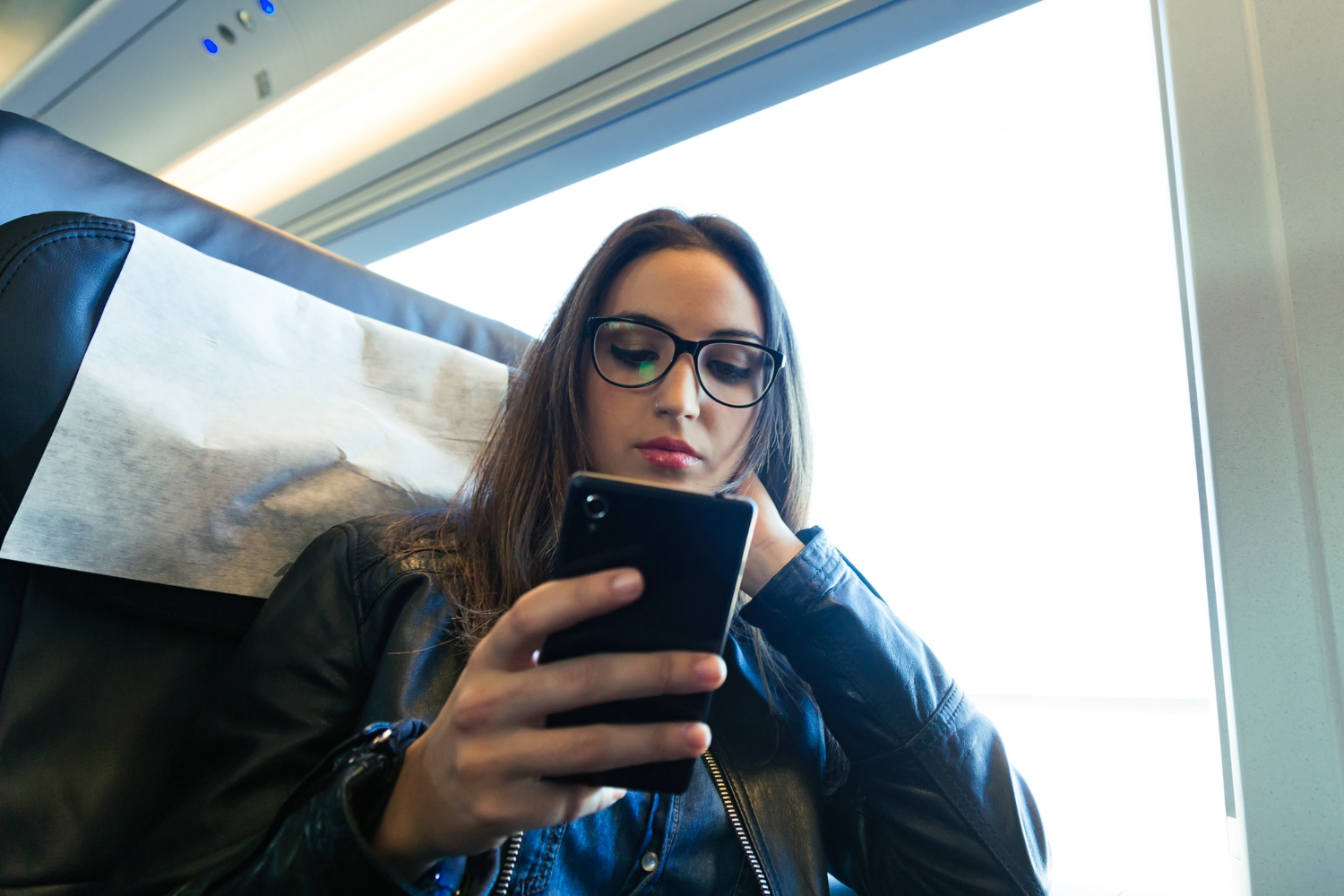 Travel without panic: build a home screen with tickets, gates, maps, and delay signals that stays readable at a glance